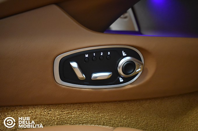 ASTON MARTIN DB12 V8 Volante